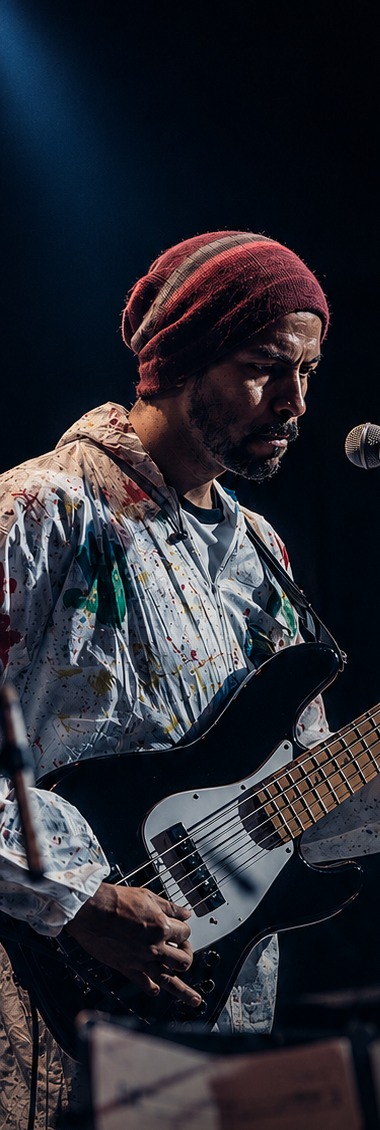 Luis Linares tocando el bajo en vivo